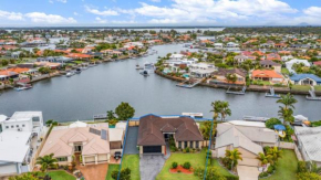 Tranquil Canal Front Holiday House